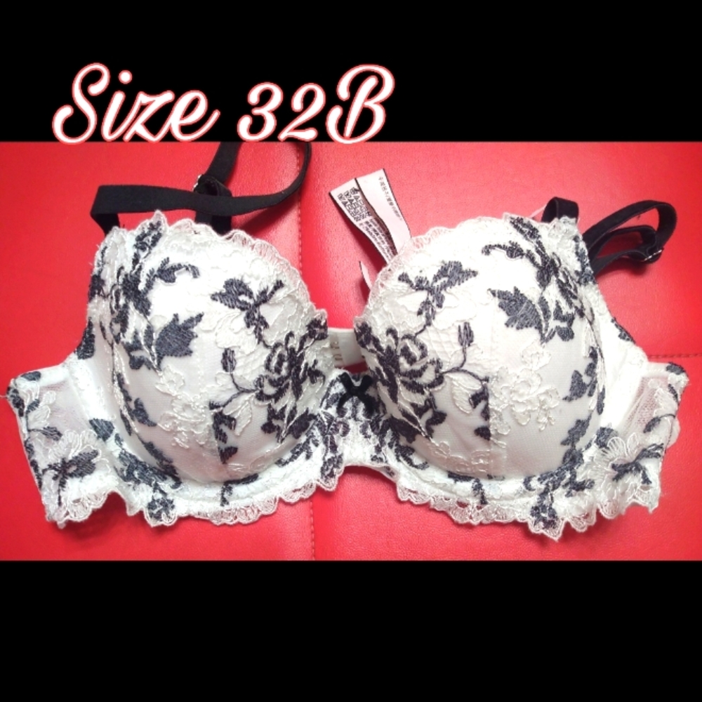 Beautiful NWT Victoria Secrets Bra